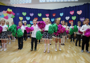 przedszkolaki tańczą z pomponami